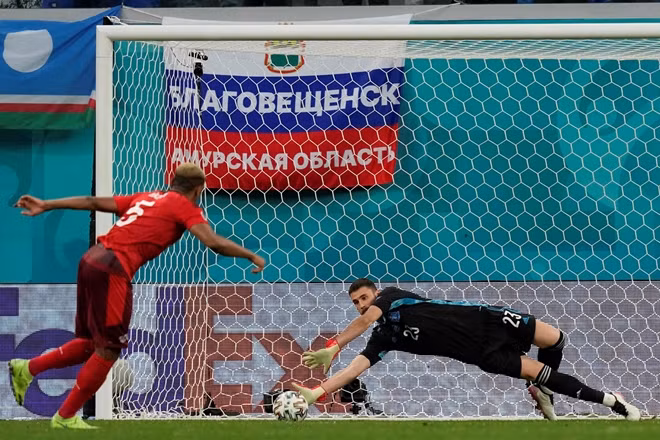 Unai Simon là người hùng của tuyển Tây Ban Nha giúp đội thắng Thụy Sỹ ở tứ kết EURO 2020. Ảnh: AFP.