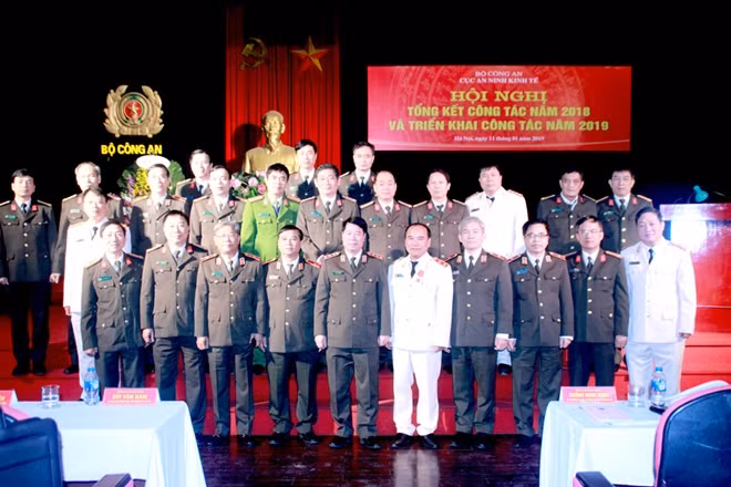 Thứ trưởng Bùi Văn Nam chụp ảnh với các đại biểu dự Hội nghị,