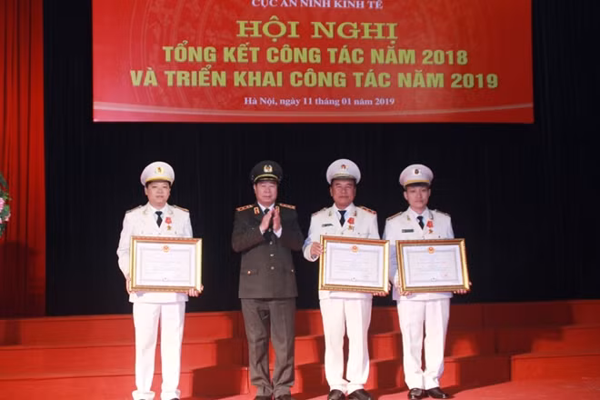 Thứ trưởng Bùi Văn Nam trao Huân chương các hạng cho một tập thể và 2 cá nhân.