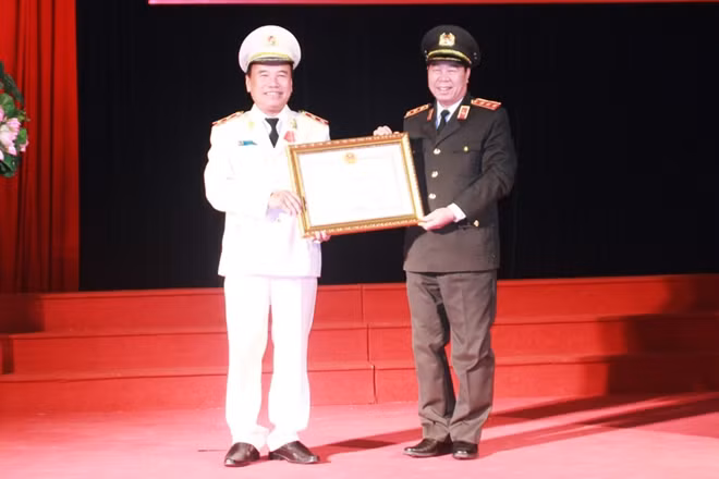 Thừa ủy quyền của Chủ tịch nước, Thứ trưởng Bùi Văn Nam trao Huân chương Chiến công hạng Nhất cho Trung tướng Đường Minh Hưng, Cục trưởng Cục ANKT.