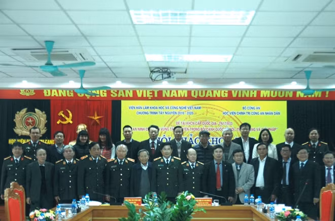 Thiếu tướng PGS.TS Trần Vi Dân và các đại biểu tại Hội thảo.