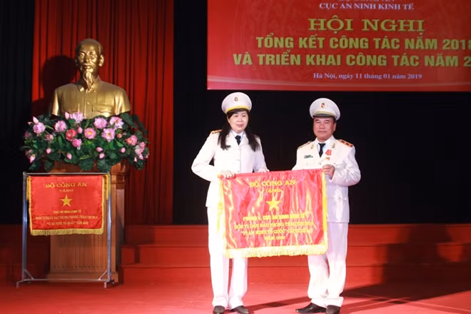Trung tướng Đường Minh Hưng, Cục trưởng Cục ANKT trao Cờ thi đua của Bộ Công an cho tập thể.