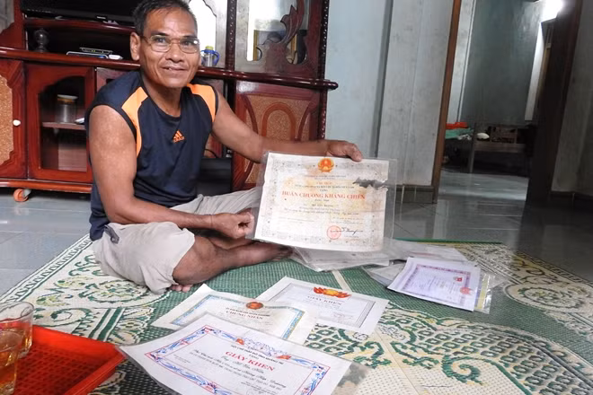 Ông Hương được các cấp tặng nhiều giấy khen, bằng khen và huân, huy chương các loại.