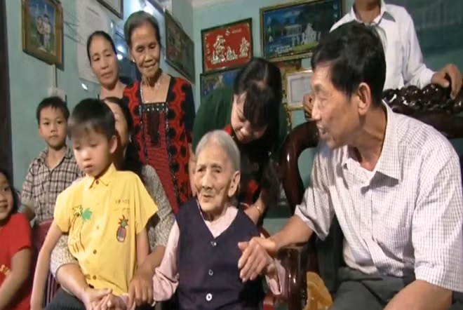 Mẹ Việt Nam anh hùng Lăng Thị Thịnh bên con cháu.