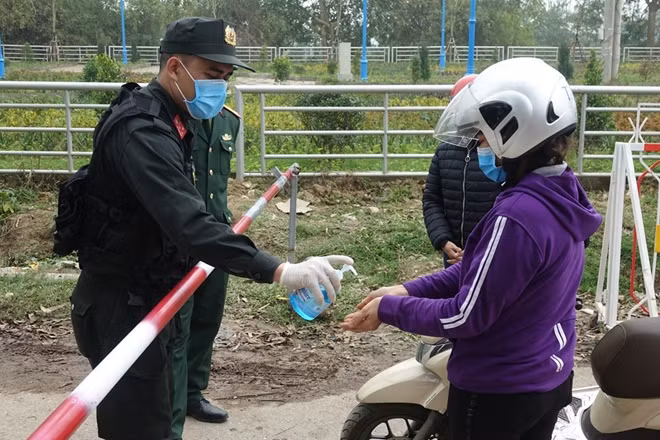 Lực lượng Công an ứng trực tại Sơn Lôi trong những ngày địa phương này phải cách ly. Ảnh: Phong Trâm.
