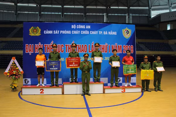 Đại tá Lê Ngọc Hai- Phó Giám đốc Cảnh sát PCCC TP trao giải toàn đoàn cho các đơn vị.