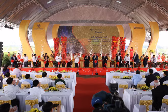 Thủ tướng cùng lãnh đạo Hà Nội và các đại biểu thực hiện nghi thức động thổ,
