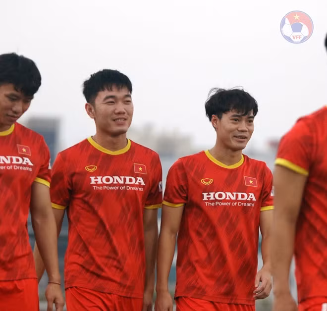 Tại trận đấu đó, Tuấn Anh rời sân vì bị đau cổ chân sau một tình huống vào bóng thô bạo của cầu thủ Indonesia, còn Văn Toàn cũng phải nhường vị trí cho Công Phượng vì đau hông sau khi liên tục bị hậu vệ xứ Vạn đảo chơi rát trong suốt hiệp 1..