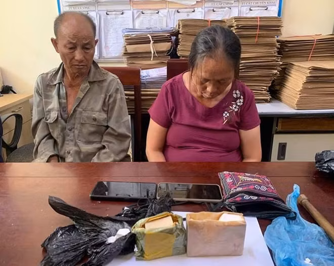 Hai đối tượng cùng tang vật tại cơ quan Công an.