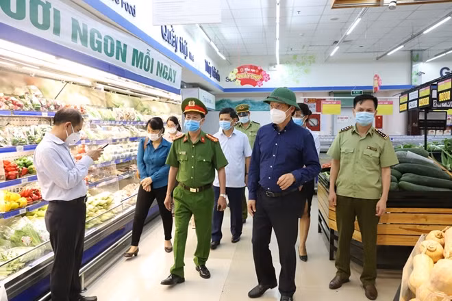 Phó Chủ tịch Thường trực UBND tỉnh Nguyễn Hồng Lĩnh cùng đoàn đã đến kiểm tra hoạt động kinh doanh, đảm bảo hàng hóa tại chợ TP Hà Tĩnh và siêu thị CoopMart.