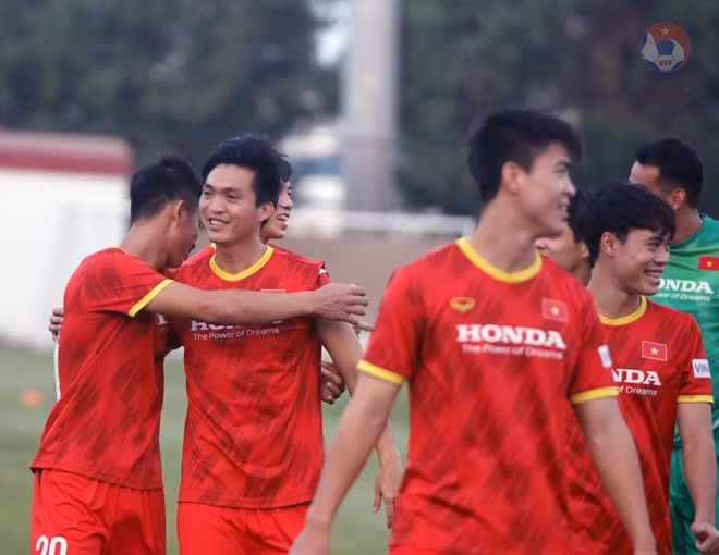Tuấn Anh và Văn Toàn trở lại giúp xoa tan mối lo lắng của người hâm mộ Việt Nam. Cả hai đang khoác áo HAGL đã chơi cống hiến trong trận gặp Indonesia nhưng đều phải rời sân sớm.