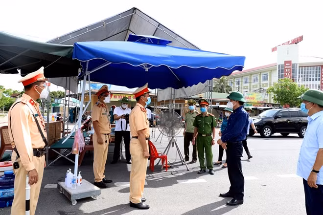 Phó Chủ tịch Thường trực UBND tỉnh Hà Tĩnh Nguyễn Hồng Lĩnh đã tiến hành kiểm tra các điểm chốt kiểm soát ra - vào trên địa bàn TP Hà Tĩnh.