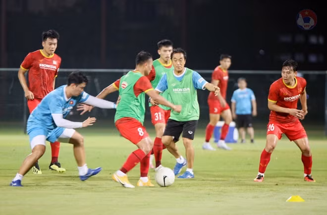 Trong khi nhóm thứ hai gồm những cầu thủ còn lại có khối lượng vận động khá cao nhằm giải phóng sức ỳ cũng như rèn thêm các mảng miếng chiến thuật, đảm bảo sẽ ở trong trạng thái sẵn sàng thi đấu