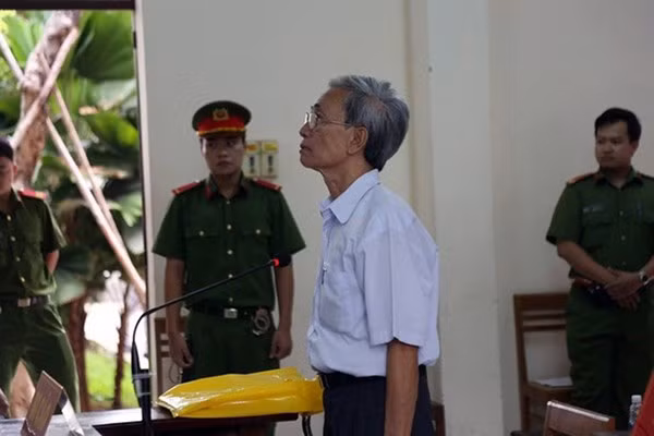 Bị cáo Nguyễn Khắc Thủy tại tòa.