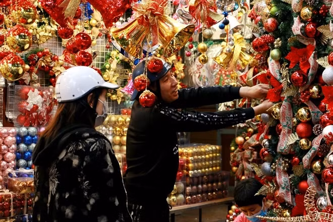 Ngay từ hôm nay cũng đã có nhiều gia đình đi mua sắm cho dịp lễ này.