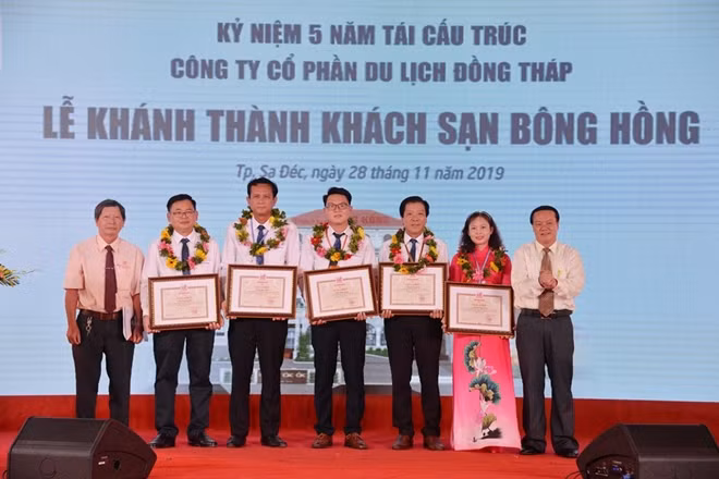 Ông Lê Thanh Thuấn -Tổng Giám đốc Tập đoàn Sao Mai tặng giấy khen cho cá nhân đã có những nỗ lực trong việc lãnh đạo Công ty CPDL Đồng Tháp ở giai đoạn 5 năm tái cấu trúc Công ty.