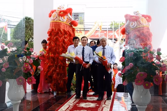 Các đại biểu tham quan Khách sạn Bông Hồng.