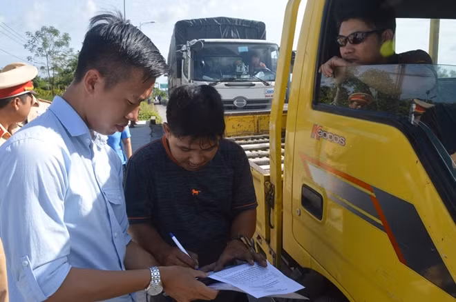 Tài xế ký cam kết không đi vào làn thu phí tự động