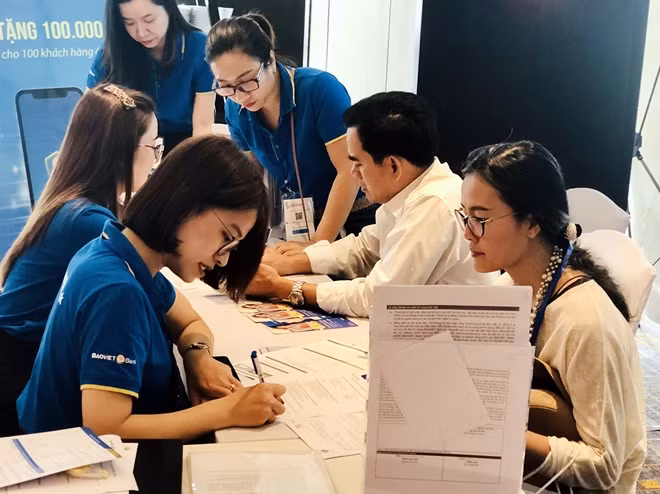 Khách hàng tham quan, tìm hiểu sản phẩm dịch vụ của BAOVIET Bank .
