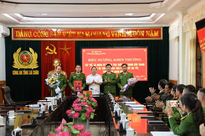 Đồng chí Tống Thanh Hải – Phó Chủ tịch thường trực UBND tỉnh tặng hoa chúc mừng Ban Chuyên án.