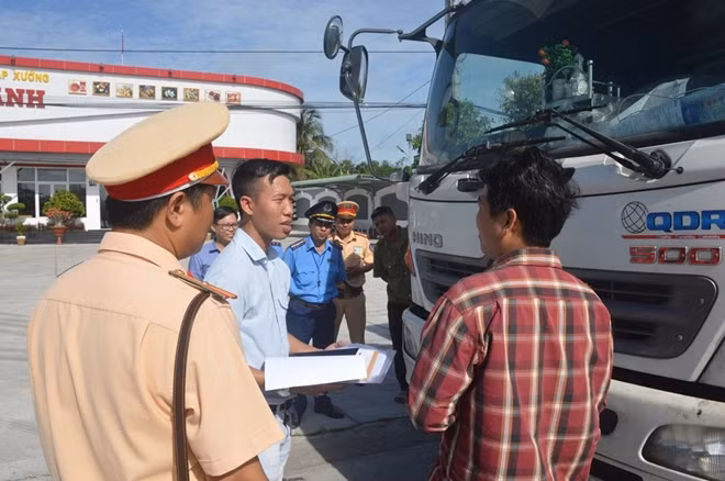 Tài xế Phạm Lâm Em đang được hướng dẫn.