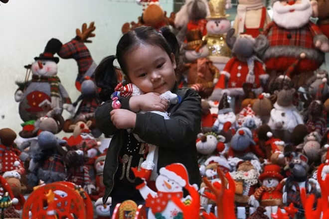 Trong đó có không ít em bé được cha mẹ cho đi theo để lựa đồ...