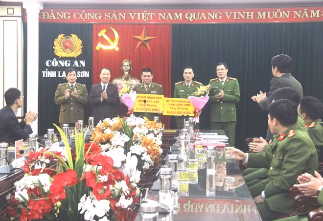 Phó Chủ tịch UBND tỉnh Lạng Sơn Nguyễn Công Trưởng trao thưởng cho các đơn vị tham gia đấu tranh, xử lý 2 vụ việc buôn lậu, gian lận thương mại lớn trên.