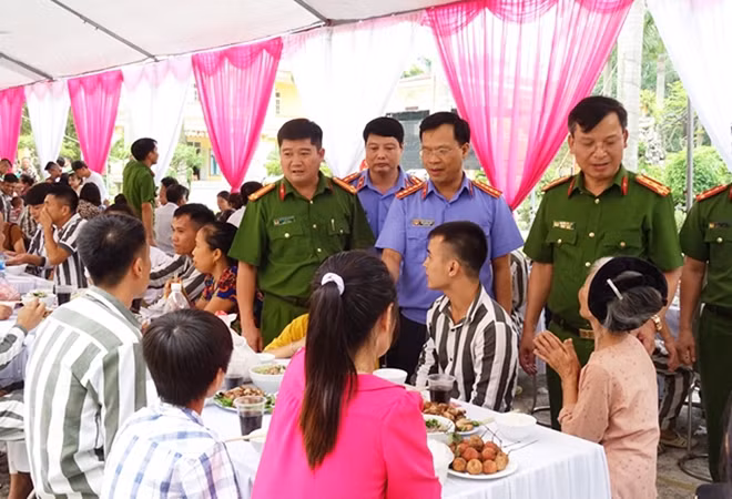 Trung tá Nguyễn Đức Phương, Giám thị Trại giam Vĩnh Quang và các đại biểu hỏi thăm người thân của các phạm nhân tại Hội nghị gia đình.