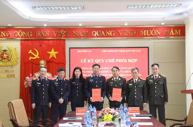 Thiếu tướng Lý Anh Dũng và đồng chí Lê Đức Xuân ký quy chế phối hợp.