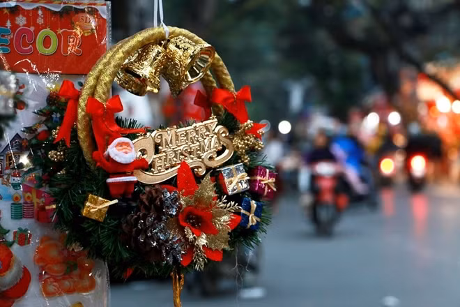 Theo truyền thống của Phương Tây thì vào ngày lễ Giáng sinh thường được tổ chức vào tối 24--12 và kéo sang ngày 25-12. Mọi người sẽ dành tặng cho nhau những món quà đặc biệt và tặng nhau những câu chúc ngọt ngào, bên cạnh đó thì vào ngày này các bạn nhỏ thường được các Ông già Noel tặng quà.