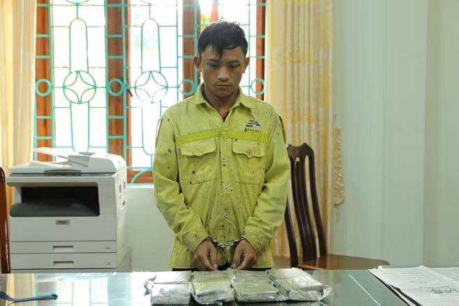 Đối tượng Lầu A Chờ và tang vật.