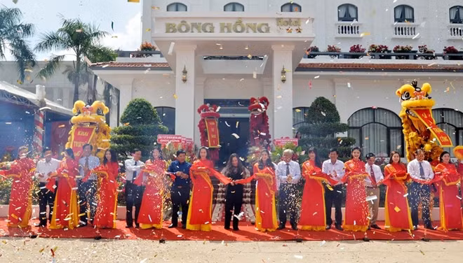Các đại biểu cắt băng khánh thành Khách sạn Bông Hồng.