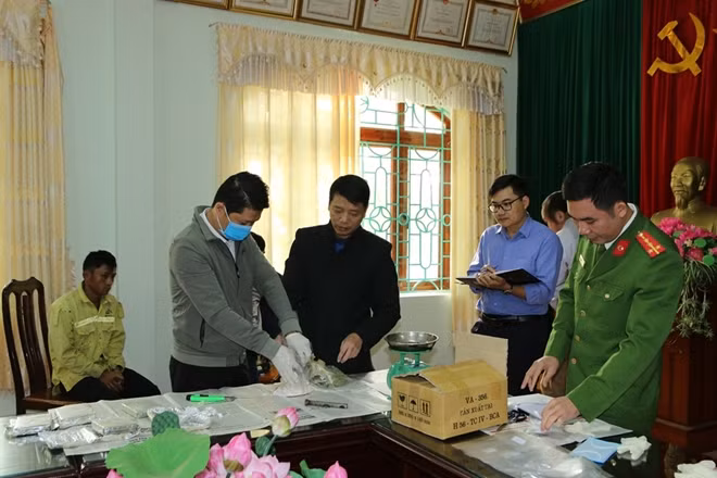 Các lực lượng chức năng kiểm tra tang vật.