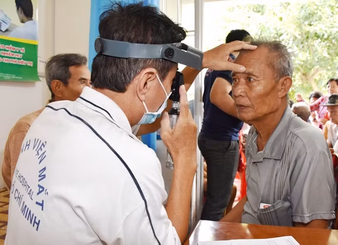 Công an tỉnh Bạc Liêu phối hợp với Bệnh viện mắt TP HCM thực hiện công tác an sinh xã hội tại thị xã Giá Rai (Bạc Liêu).