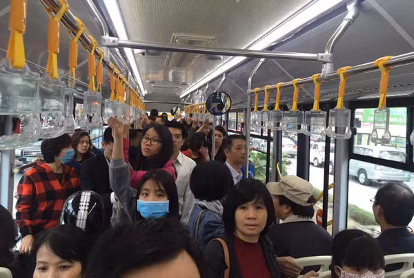 Hành khách trên một xe BRT. Hành khách trên một xe BRT.