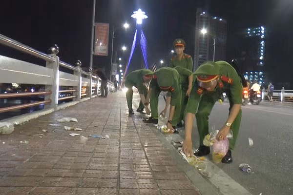 Sau đêm biểu diễn các chiến sĩ Công an Đà Nẵng ở lại thu dọn rác.