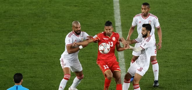Al Romaihi (giữa) mở tỷ số cho đội khách Bahrain. Ảnh: AFC.