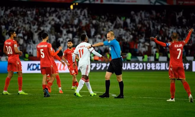Quyết định cho UAE được hưởng quả phạt đền diễn ra ở cuối trận đấu khi đội khách đang dẫn trước 1-0. Ảnh: AFC.