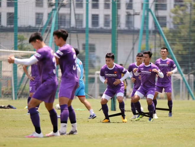 Trong buổi tập hôm nay (22/5)HLV trưởng Park Hang-seo đã dành phần lớn thời lượng cho các bài tập củng cố về thể lực. ên cạnh đó, các cầu thủ cũng được rèn giũa thêm về cách xử lý trong các tình huống cố định.