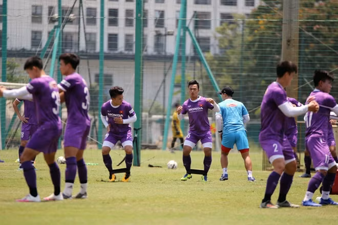 Tuy nhiên các buổi tập như thế rõ ràng rất cần thiết cho ĐTQG vào thời điểm này khi Vòng loại thứ 2 World Cup 2022 đã gần kề. Dù tại UAE, các trận đấu của ĐTQG Việt Nam diễn ra khá muộn nhưng thời tiết vẫn là một thách thức không nhỏ với các cầu thủ đến từ Đông Nam Á.