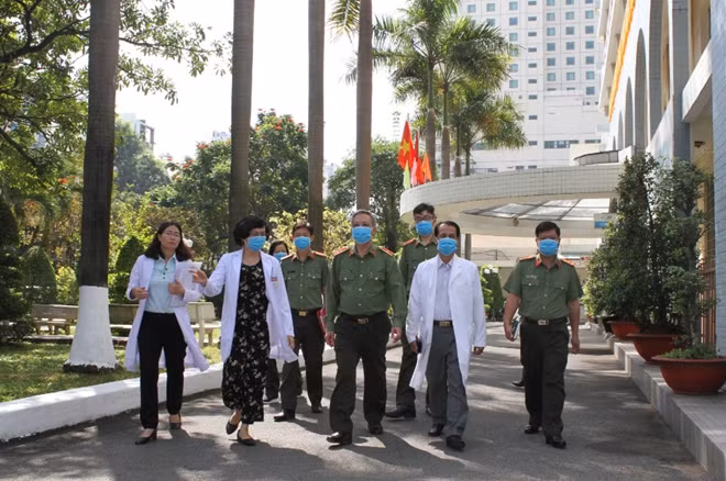 Đoàn công tác do Thiếu tướng Nguyễn Khắc Thủy, Cục trưởng Cục Y tế, Bộ công an tới làm việc tại Bệnh viện 30-4 trong sáng 10-2