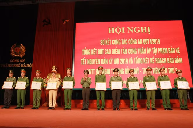 Trung tướng Đoàn Duy Khương trao quyết định khen thưởng tặng các tập thể và cá nhân có thành tích xuất sắc.