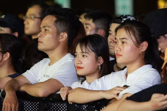 Màn biểu diễn với tiếng gầm rú đặc trưng từ các cỗ máy hơn 1.000 mã lực làm mê mẩn khán giả Thủ đô cũng như nhiều bạn bè quốc tế.