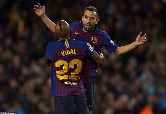 Thì hàng thủ lên tiếng giúp Barca có chiến thắng nhẹ nhàng 2-1 trước Sociedad.