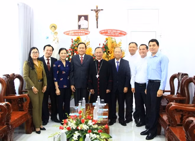 Chủ tịch UBTW Mặt trận Tổ quốc Việt Nam Trần Thanh Mẫn cùng Giám mục Toma Nguyễn Văn Trâm, Giám mục Giáo phận Phan Thiết.