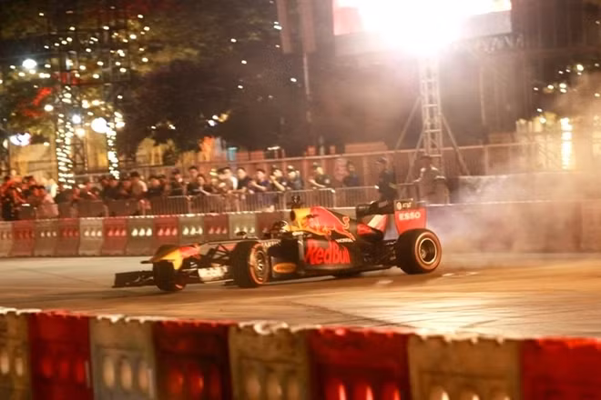 Màn "đốt lốp" trứ danh của những chiếc F1 được David Coulthard biểu diễn.