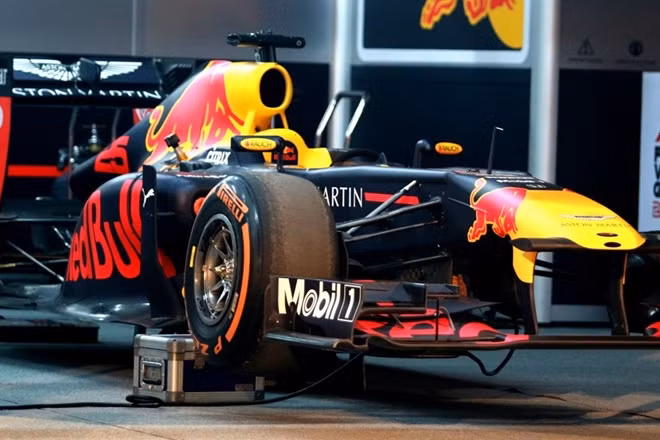 Những chiếc xe đua F1 của đội Red Bull lần đầu xuất hiện tại Hà Nội.