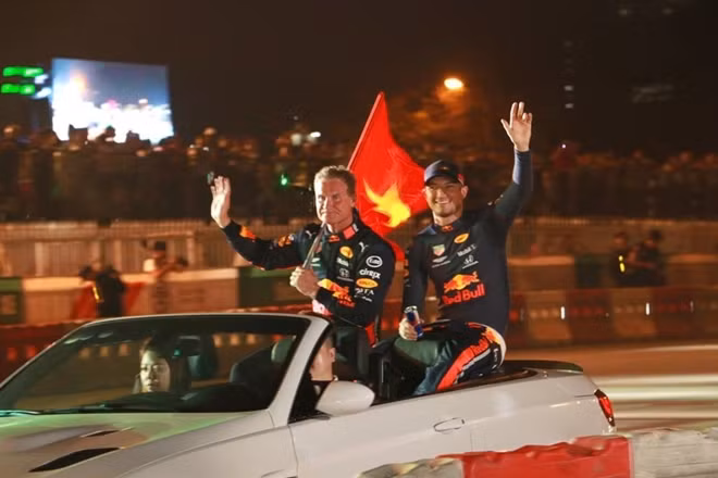 Hai tay đua của đội Red Bull, David Coulhard và Jake Dennis có ba màn biểu diễn với xe F1 tại Hà Nội.