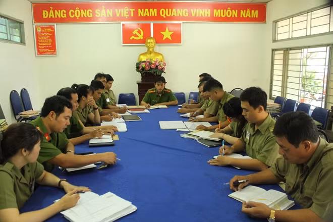 Công an xã Bình Hưng tổ chức họp triển khai công tác tại đơn vị.