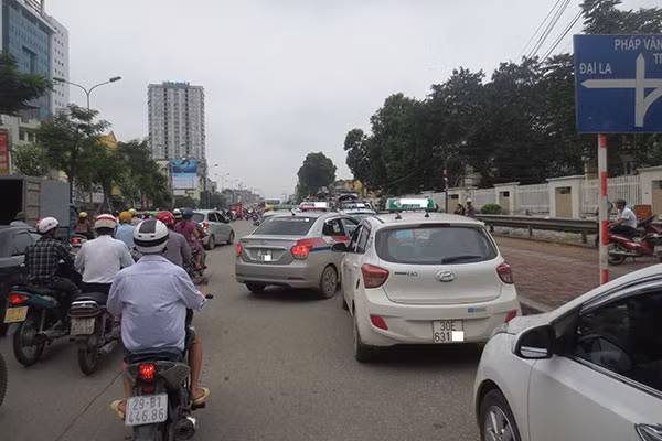 Lộn xộn xe taxi dừng, đón trả khách trên đường Giải Phóng – đoạn trước cổng Bệnh viện Bạch Mai (ảnh chụp chiều 15-8).